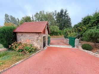 Propriété sur ses 3397 m² de jardin clos paysagé